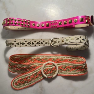 Guld bälten  - Rosa 💕Läder bälte helt nytt designe samarbete Matthew Williamson 300kr! ben vitt bälte 90kr Egyptisk flätat bälte med guldtrådar 200kr ❤️