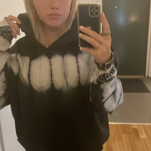 oversized hoodie  - Jättesnygg hoodie från weekday köpt för 400kr säljer för 200kr.  Pris kan diskuteras🤍 Skriv för fler bilder<3 