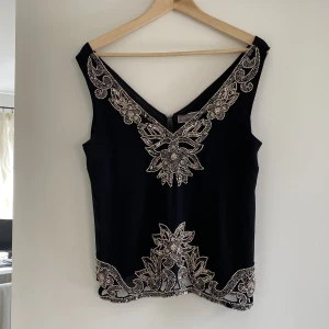 Topp - Såå snygg topp som passar perfekt till fest!! Köpt second hand i england. Den har en liten defekt på baksidan (syns på bild 1&2) lite stor i storleken