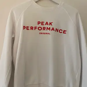 Säljer denna peak performance hoodie utan luva! Nästan helst ny använd max 2 gånger! Tar inte emot Swish ❤️