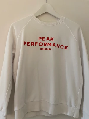 Peak performance tröja - Säljer denna peak performance hoodie utan luva! Nästan helst ny använd max 2 gånger! Tar inte emot Swish ❤️