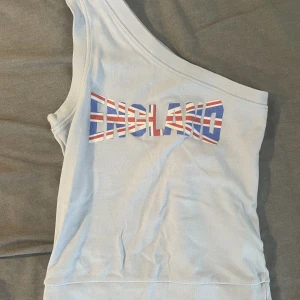 Y2k uk flag topp - Säljer detta as coola y2k one shoulder linne med tryck! Köpt på Vinted fin ljusblå färg med skönt t-shirt material! Köpt på vinted knappt använd!