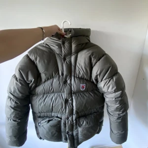 Fjällräven jacka - Grön fjällräven vinterjacka. Super tjock och skön. Knappt använd