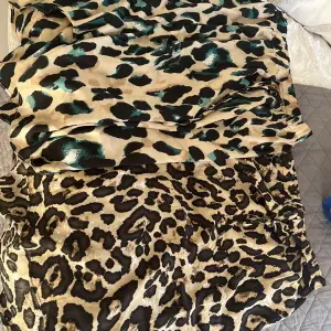 2 silkes kjolar från shein i leopardmönster. Kjolarna är oanvända och precis som nya, köptes för 220kr. Kjolarna har knyte så du kan lätt justera midjan och lite längee tygg bakifrån🩷