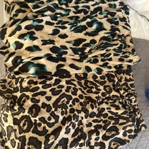 Silkes kjolar  - 2 silkes kjolar från shein i leopardmönster. Kjolarna är oanvända och precis som nya, köptes för 220kr. Kjolarna har knyte så du kan lätt justera midjan och lite längee tygg bakifrån🩷