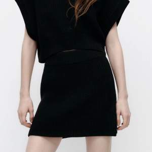 Säljer denna stickade svarta kjolen från zara!! Så fin!