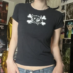 Svart babytee med katt! - Kattig Tight t-shirt med tryck! köpt på sellpy och i bra skick, 100% bomull ⭐️