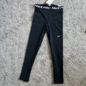Träningsbyxor  - Nike PRO byxor i nyskick, aldrig använda utan bara testade och har lappen kvar. De är i en kortare modell men passar bra både om man är kort eller lång! Pris kan diskuteras.