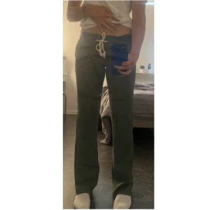 Roxy linnebyxor  - Säljer dessa, köpta här på plick och dom var oanvända men de va för stora💕Helt oanvända. Lånad bild av hon jag köpte av