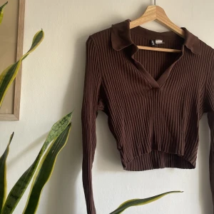 Brun crop top - Brun crop top med krage i fint skick!