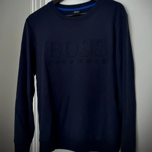 Hugoboss (mörkblå) - Använt få gånger, köpte den för 900 kr men säljer för 160 kr.