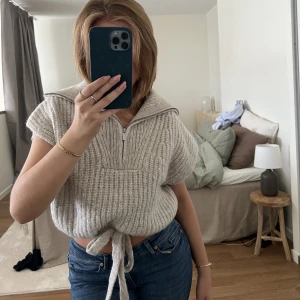 Stickad tröja - Jättemysig stickad väst/tröja som inte kommit till användning. Inköpt från Zara, sparsamt använd så i fint skick. Snöre för att kunna knyta i midjan