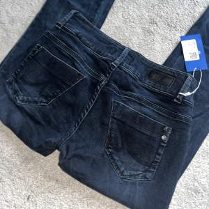 Jättesnygga mörkblå straight lågmidjade Jeans från LTB. Köpte de på Sellpy men de var lite korta på mig, därför säljer jag dom. Pris kan diskuteras💓
