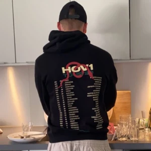 Hov1 hoodie merch x2  - Hov1 hoodie merch, nypris 599! 🫶 använda en gång! Säljer två stycken😄