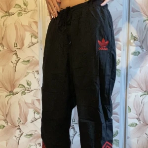 Adidas byxor - As coola adidasbyxor! Passar dig som är 178-180, även längre ifall du har de mer lågmidjat. Som nya