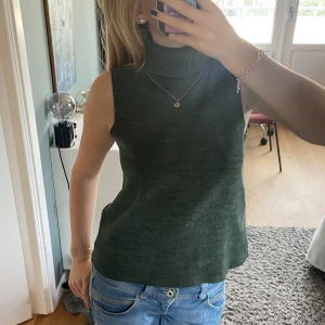 Grön polotröja💚 - Assnygg olivgrön polotröja utan ärmar😋 Inga defekter, superfin nu till hösten!!❤️ 