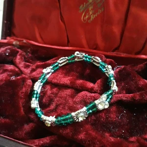 Turkost armband - Sött armband med turkosa och silvriga pärlor