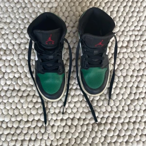 Jordan 1 Lows - Säljer mina jordans som tyvärr inte passar mig längre. Dem är bara använda ett fåtal gånger och är i toppen skick! Det är inga defekter alls och dem är inköpta för 2500kr. Skriv för fler bilder!