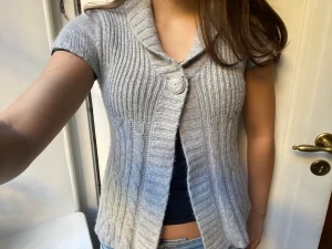 Stickad kofta  - Super söt stickad kofta! Mycket bra skick! 🫶