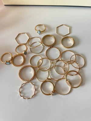 Ringar - Säljer dessa guldiga ringarna från HM. Säljer alla tillsammans för 60 kr + frakt🥰 22 st. Helt oanvända och alla har färgen kvar💗Kommer tyvärr inte till användning för min del🌸