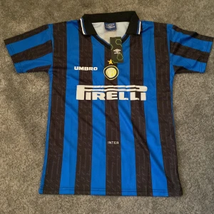 Inter fotbollströja - Retro 97/98 Inter Milan tröja. Helt ny aldrig använd