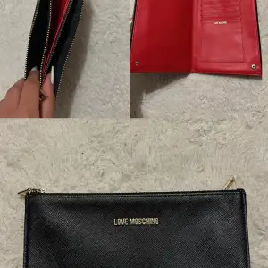 Säljer mina två Love Moschino plånboksväskor i röd och svart. Använda men i bra skick.