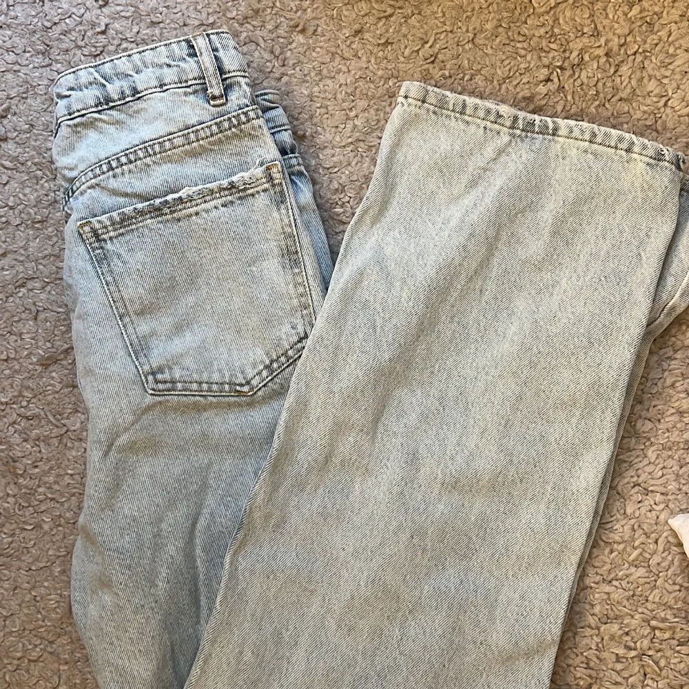 Ett par raka jeans som är något baggy i storlek 34. Aldrig använda. Något stora i storleken. Använd gärna köp nu funktionen. . Jeans & Byxor.