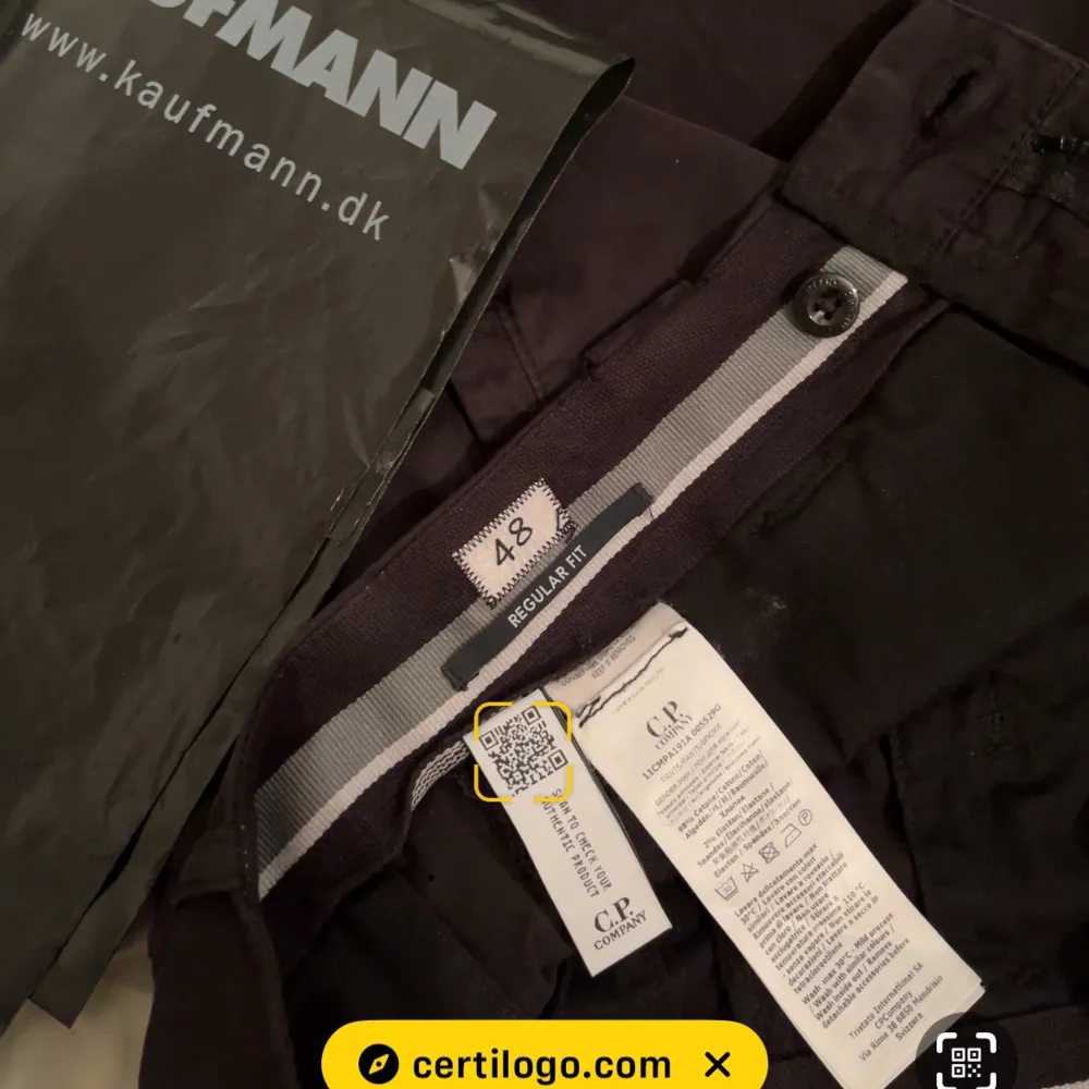 Säljer mina CP Company cargo pants för de är för stora. Dom ser knappt använda ut och köpta från Kaufmann.com.  Dom är stora i storleken! Nypris: 2599kr. Jeans & Byxor.