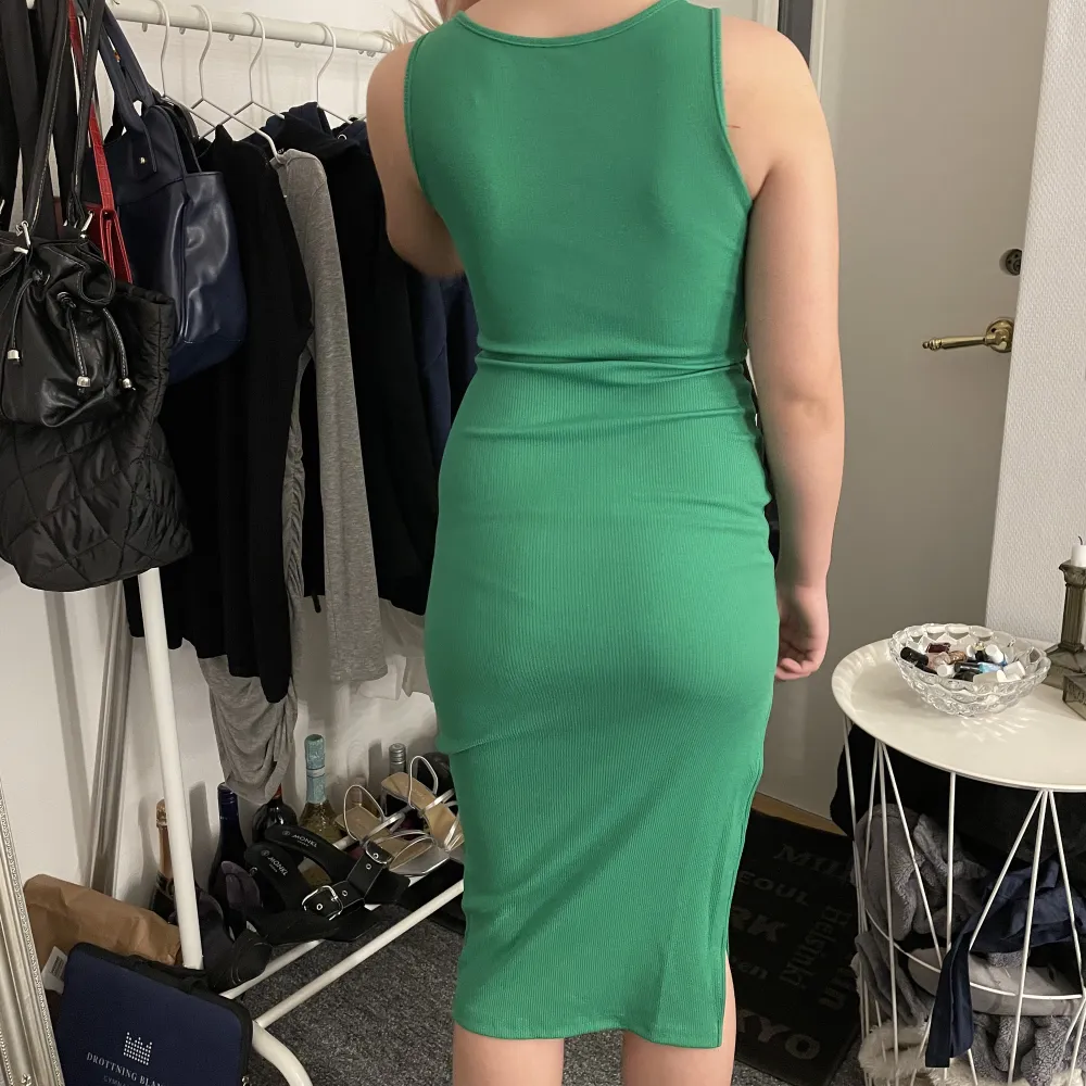 Tajt grön klänning från secondhand . Klänningar.