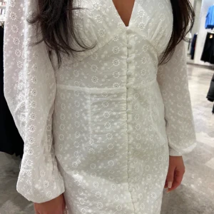 Vila maxi dress - Vila vimalina l/s puff sleeve maxi dress. Stl 36, har strech i midjan så passar s/m. Endast använd 1 gång! Nypris 900kr. Slutsåld på många hemsidor!