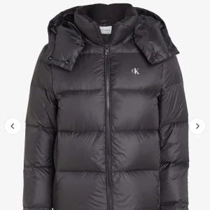 Calvin Klein Jacka - Säljer denna fina Calvin jackan. Köpt för 2 år sedan, men väldigt få defekter. Köpt för 2500. 