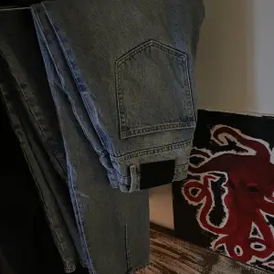 Sjukt coola jeans från carlings i märket neuw, rak jeans i mid Endast använda fåtal tillfällen Storlek W30 L33 Nypris: 850kr