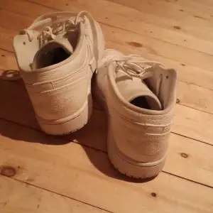 Helt vita skor knappt använda storlek 42