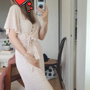 Sommarklänning - Hej! Säljer denna super fina långa sommarklänning från Nelly. Använd ett fåtal gånger. Ordpris 599kr 