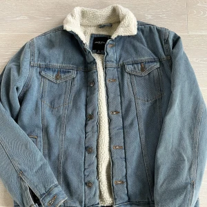 Fodrad Jeansjacka - Oanvänd (strl s/46) - Superfin jeansjacka från Brave Soul London. Ny, aldrig använd.  Rök- och djurfritt hem. Produkten finns kvar så länge annonsen är kvar.