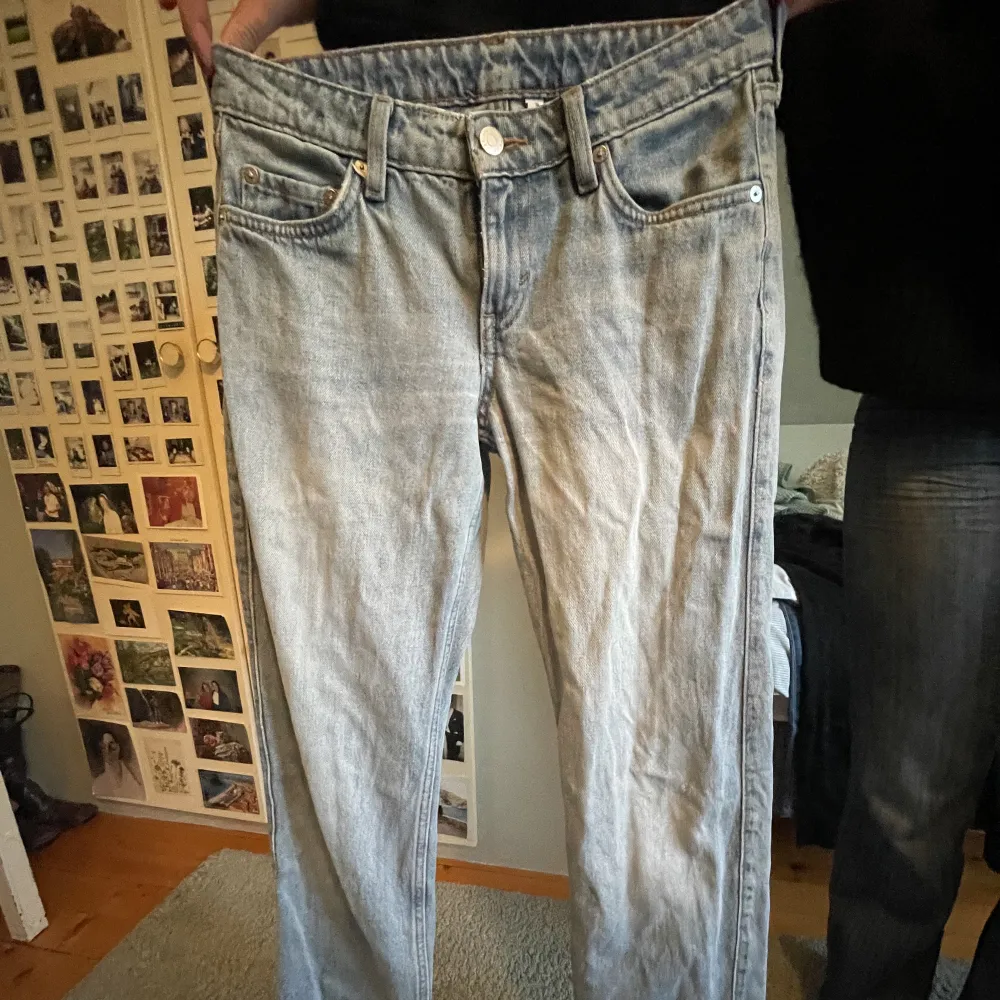 Low waisted jeans från weekday. Använda fast i gott skick (har ett litet hål vid ankeln) ⭐️⭐️. Jeans & Byxor.