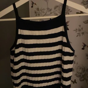 Tank top - Ett marin blått och vitt randigt linne i mjukt material. Ribbat. Storleken är eu 158/164 men sitter som en S