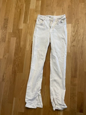 GinaTricot Jeans - Strl 38 men ej stretch ganska små i strl & ”hårt” material som ex ”mom jeans” . Slit nedtill 