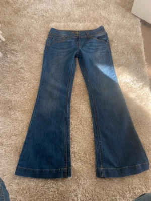 Lågmidjade bootcut jeans - Säljer dessa lågmidjade bootcut jeans storlek 28/30 vet ej vart dem är ifrån säljer för 299!