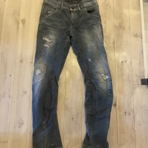 G-star ripped jeans - Säljer ett par jeans från g-star. Bra skick, storlek 26/34, men dom sitter bra på mig som är runt 183 och väger 72kg. Gör gärna av er om ni har fler frågor!🙌🏻