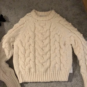 Stickad tröja - En jätte fin stickad tröja perfekt till hösten och vinter. Sälja då den inte kommer till änvänding längre. Köparen står för frakten. 💗💗