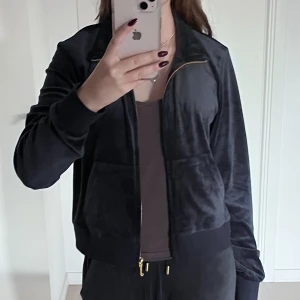 Juicy couture kofta  - Jag säljer min jättefina juicy kofta med guldiga detaljer då den inte kommer till användning. Den är endast provad, alltså i nyskick. Det står strl L men den passar mindre storlekar också, beroende på hur man vill att den ska sitta. För referens är jag xs