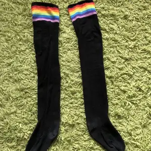 Ett par knästrumpor som är köpta på cumclubwear för 150kr