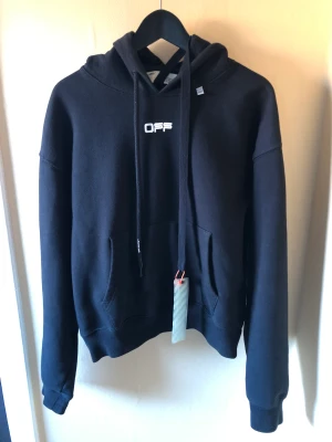 Off White hoodie - Off White 2020 summer edition hoodie storlek S. Den är stor i storleken.