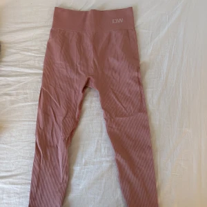 Träningstight ICIW💞 - Ribbade träningstight från ICIW. Skönt material och en fin rosa färg🩷. (Byxorna går inte hela vägen ner till anklarna utan stannar lite innan) sälj på hemsida för: 699 Jag säljer dem för: 149k (pris går att diskutera)💘