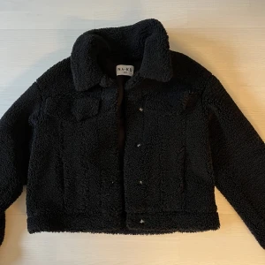 Teddyjacka - Säljer min svarta teddyjacka från Nakd! Använd fåtal gånger och i bra skick. Strl 34, köparen står för frakten🫶🏽