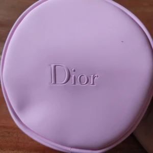 Dior necessär  - Söt liten babyrosa necessär från Dior. Har ett par väldigt små märken, har inte testat att behandla. Är annars i nyskick 🌸