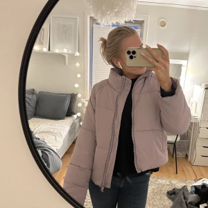 Vinterjacka 💞 - Säljer denna fina vinterjacka från Monki. Storlek Xxs. (Sitter som xs). Hör av dig vid frågor. 💜❤️‍🔥