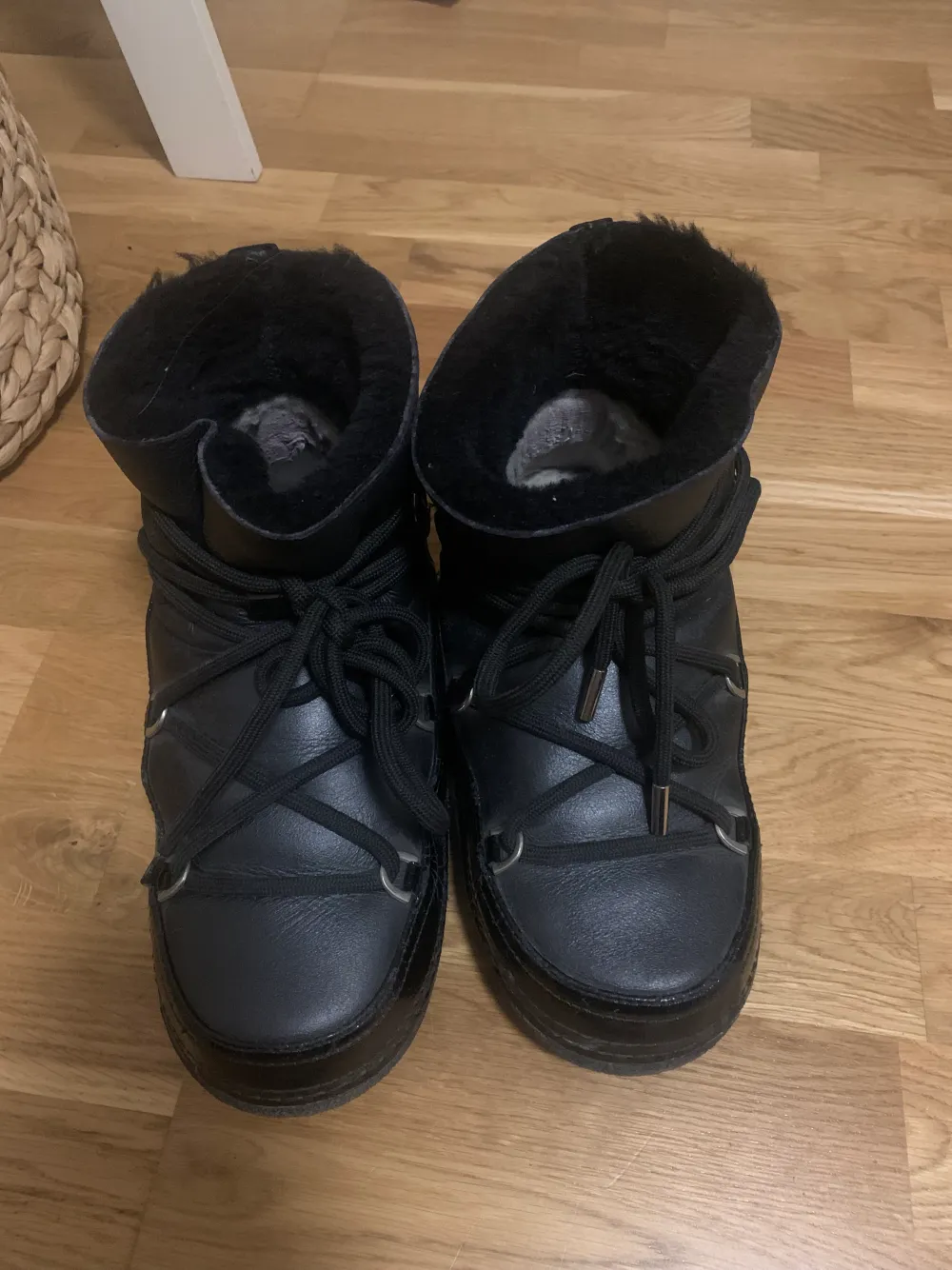 Säljer dessa inuikii boots. Ser ut som nya. Köpare står för frakt!. Skor.