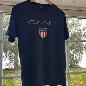 Säljer nu denna Gant tröja då den ej kommer till användning. Hör av er för fler bilder!